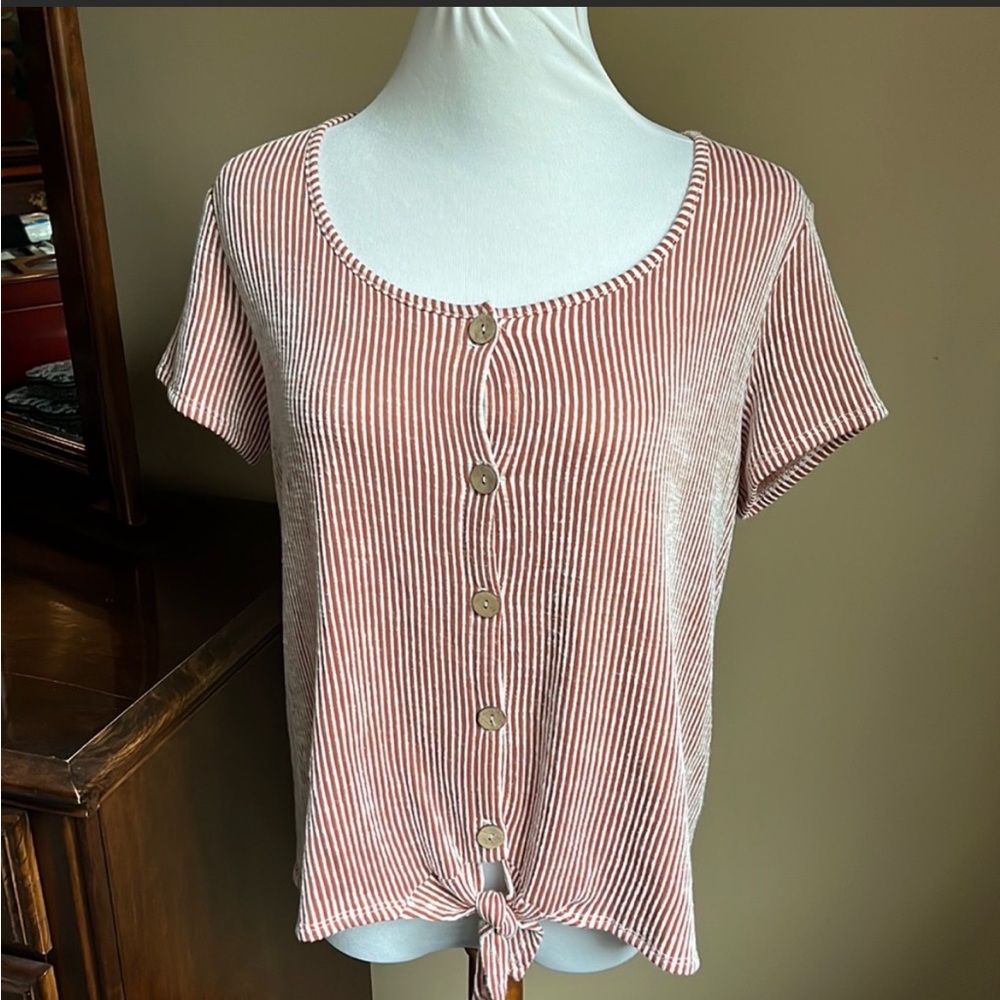 Like new button down, tie front, short sleeve top.